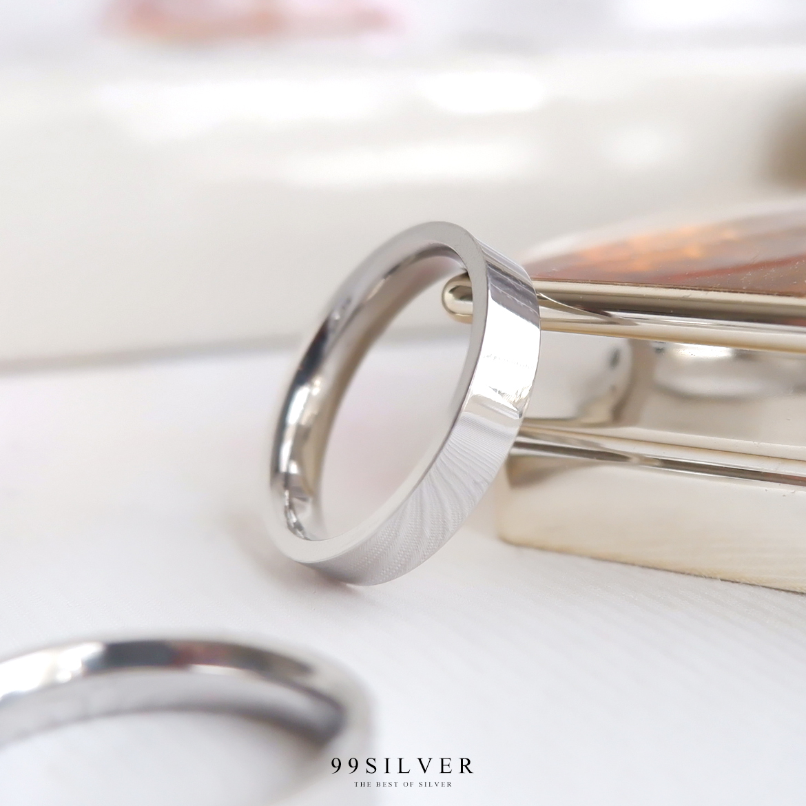 แหวนสแตนเลสหน้ากว้าง 4 มิลลิเมตร ผิวเรียบเงา ตัวเรือนชุบทองคำขาว