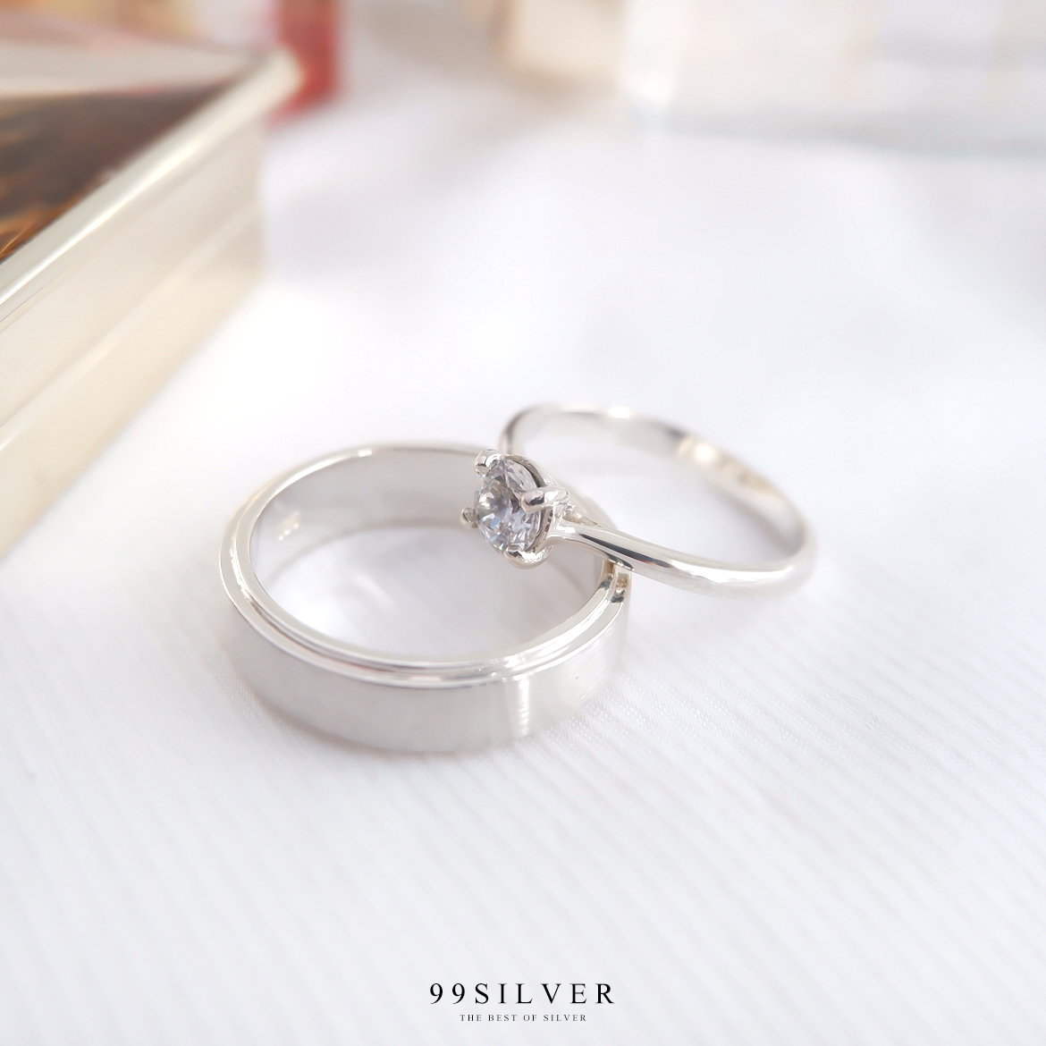 แหวนคู่รัก เพชรชู 5 มม. ก้านอิลาลี และวงผู้ชายหน้ากว้าง 5 มม. ตัวเรือนยกขอบ