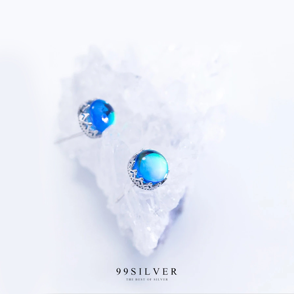 ต่างหูโอปอลล้อมด้วยหนามเตยแบบมงกุฎเจ้าหญิง สี Aurora ทรงปักก้าน