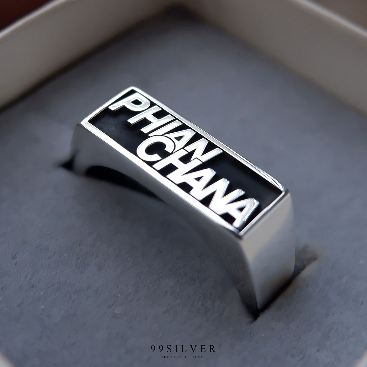 แหวนนามสกุลหน้าเหลี่ยม 8x18 มิลลิเมตร แกะลายออกแบบอักษร พื้นหลังลงยาสี