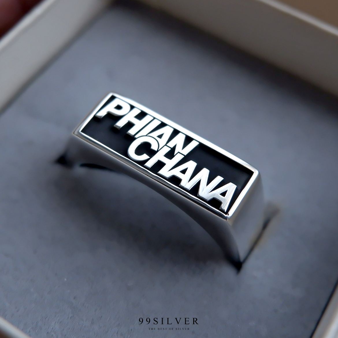 แหวนนามสกุลหน้าเหลี่ยม 8x18 มิลลิเมตร แกะลายออกแบบอักษร พื้นหลังลงยาสี