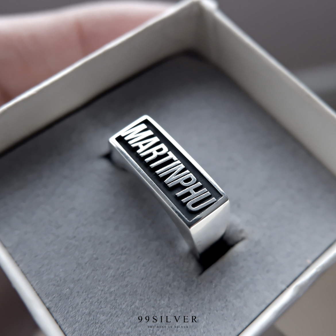 แหวนนามสกุลหน้าเหลี่ยม 8x18 มิลลิเมตร แกะลายออกแบบอักษร พื้นหลังลงยาสี