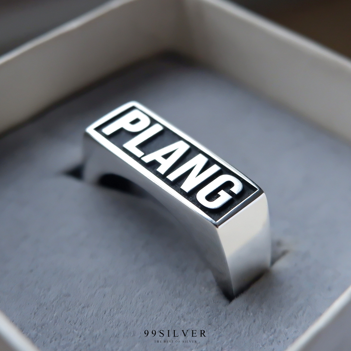 แหวนนามสกุลหน้าเหลี่ยม 8x18 มิลลิเมตร แกะลายออกแบบอักษร พื้นหลังลงยาสี