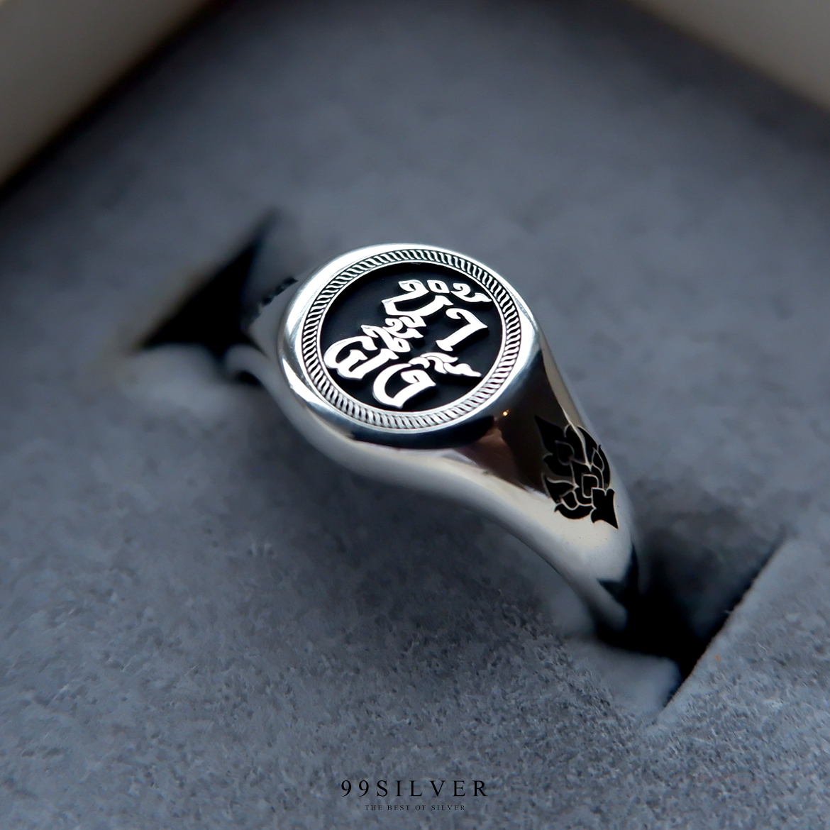 แหวนนามสกุลหน้ากลม 8 มิลลิเมตร กะลายออกแบบอักษร พื้นหลังลงสี