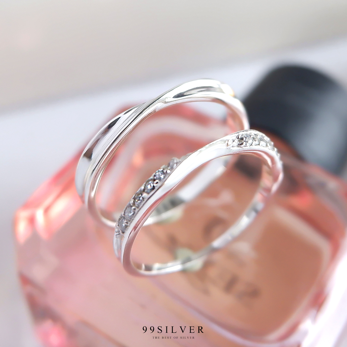 แหวนคู่รัก ตัวเรือนดีไซน์ให้เป็นแบบ infinity แบบฝั่งเพชรและแบบเรือนเรียบ