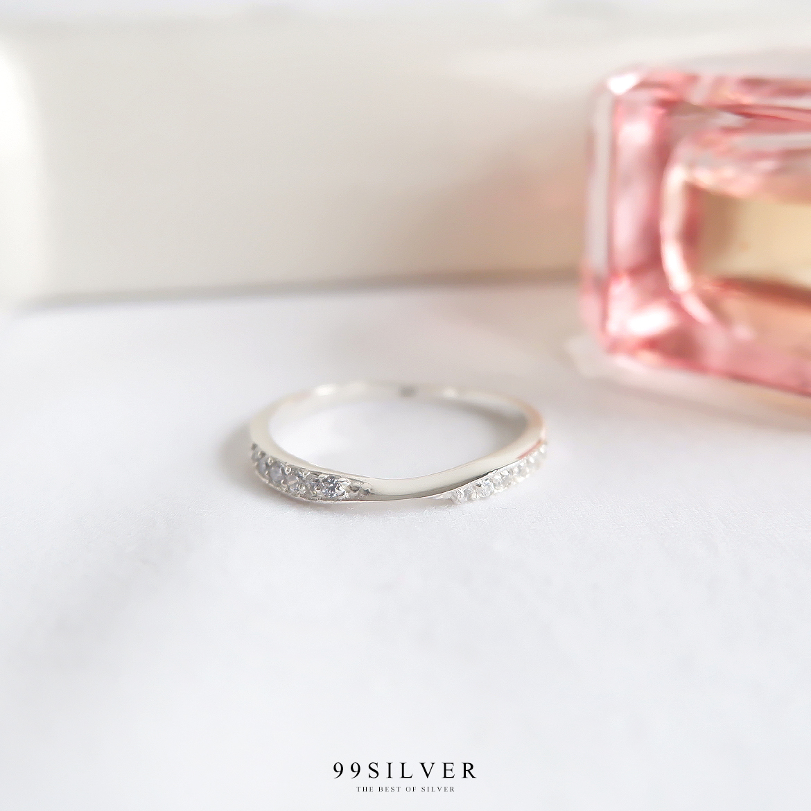 แหวนคู่รัก ตัวเรือนดีไซน์ให้เป็นแบบ infinity แบบฝั่งเพชรและแบบเรือนเรียบ