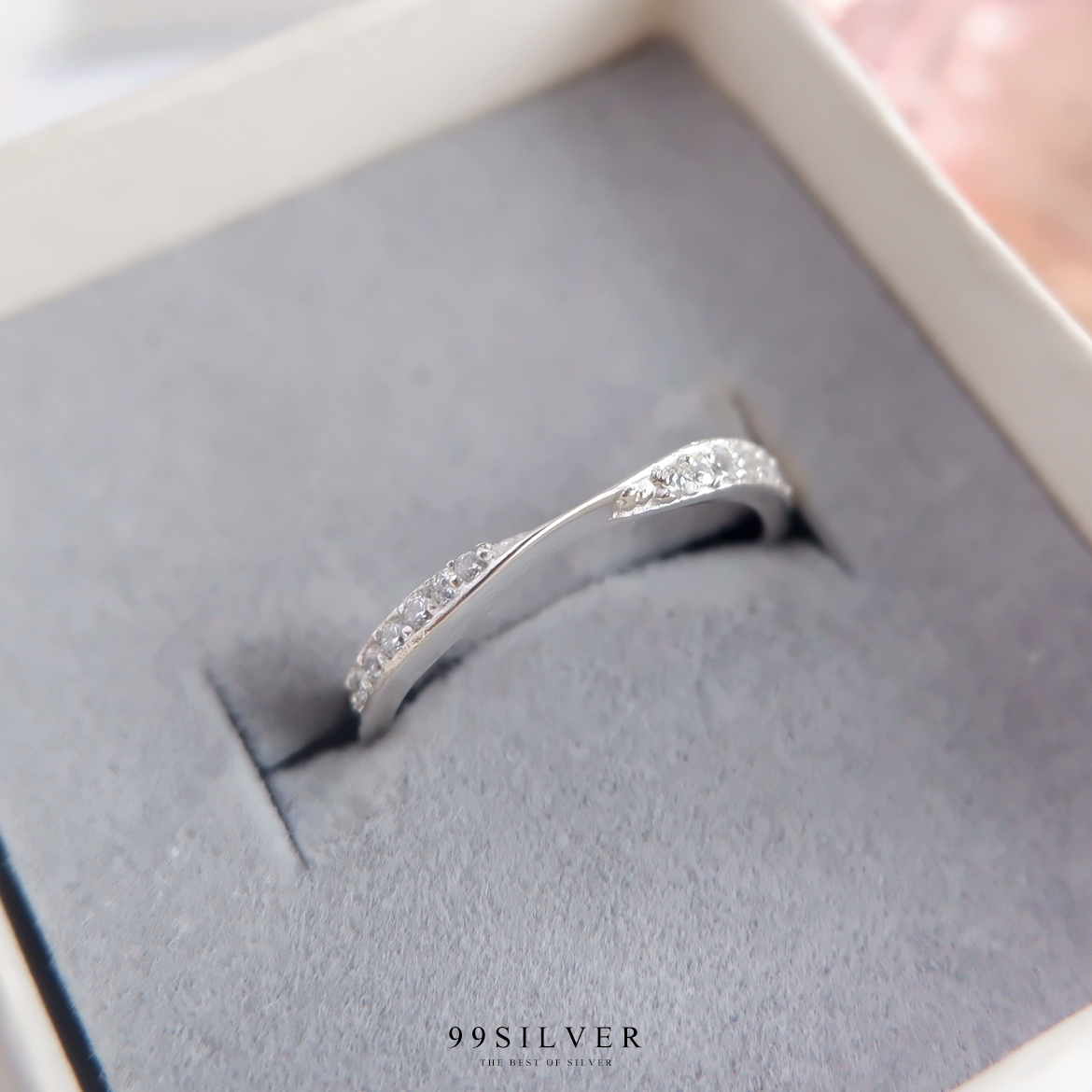 แหวนคู่รัก ตัวเรือนดีไซน์ให้เป็นแบบ infinity แบบฝั่งเพชรและแบบเรือนเรียบ