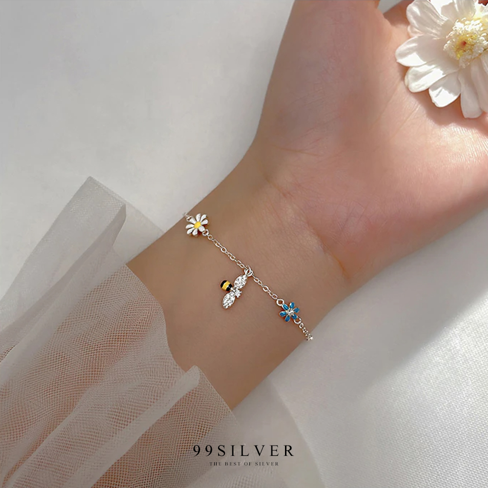 สร้อยข้อมือ Lovely Bee เป็นผึ้งบินตอมดอกเดซี่หลากสีน่ารัก ปลายสร้อยมีจี้หัวใจเล็กๆ