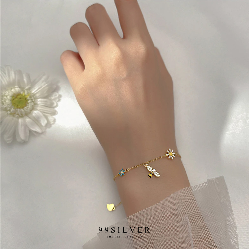 สร้อยข้อมือ Lovely Bee เป็นผึ้งบินตอมดอกเดซี่หลากสีน่ารัก ปลายสร้อยมีจี้หัวใจเล็กๆ