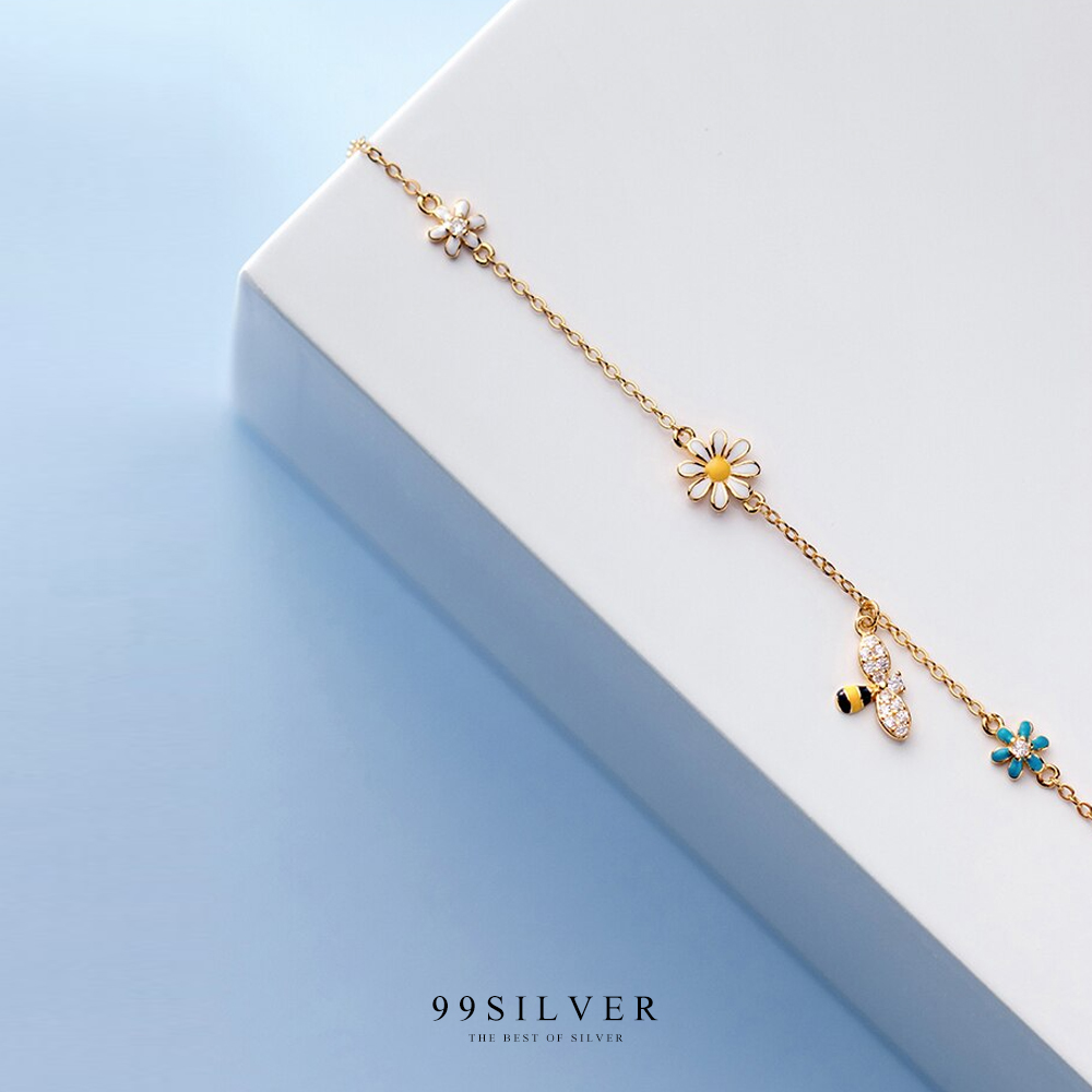 สร้อยข้อมือ Lovely Bee เป็นผึ้งบินตอมดอกเดซี่หลากสีน่ารัก ปลายสร้อยมีจี้หัวใจเล็กๆ