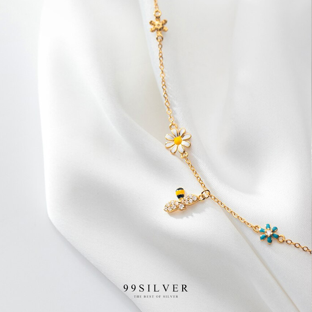 สร้อยข้อมือ Lovely Bee เป็นผึ้งบินตอมดอกเดซี่หลากสีน่ารัก ปลายสร้อยมีจี้หัวใจเล็กๆ