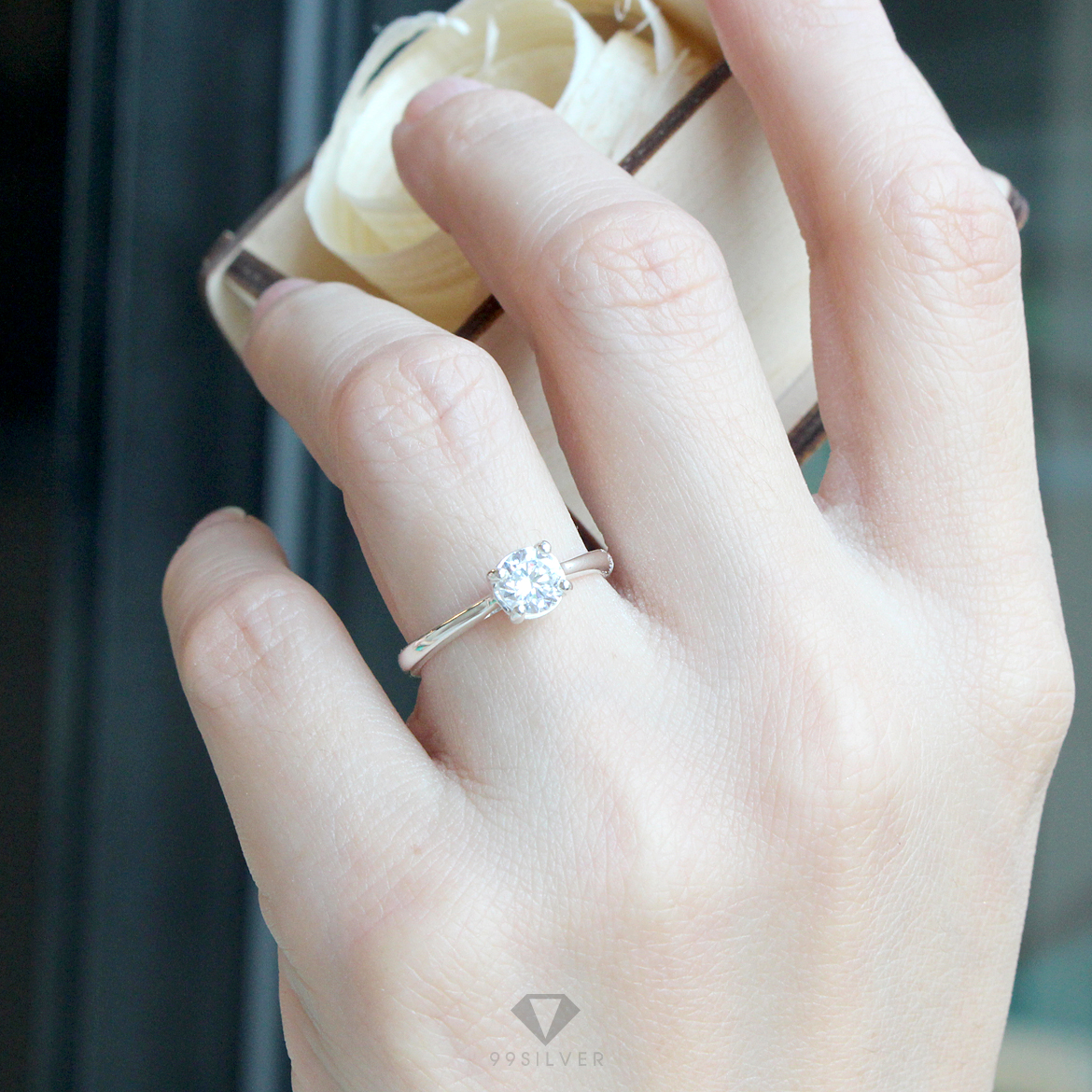 แหวนคู่รัก เพชรชู 5 มม. ก้านอิลาลี และวงผู้ชายหน้ากว้าง 5 มม. ตัวเรือนลดขอบฝังเพชร