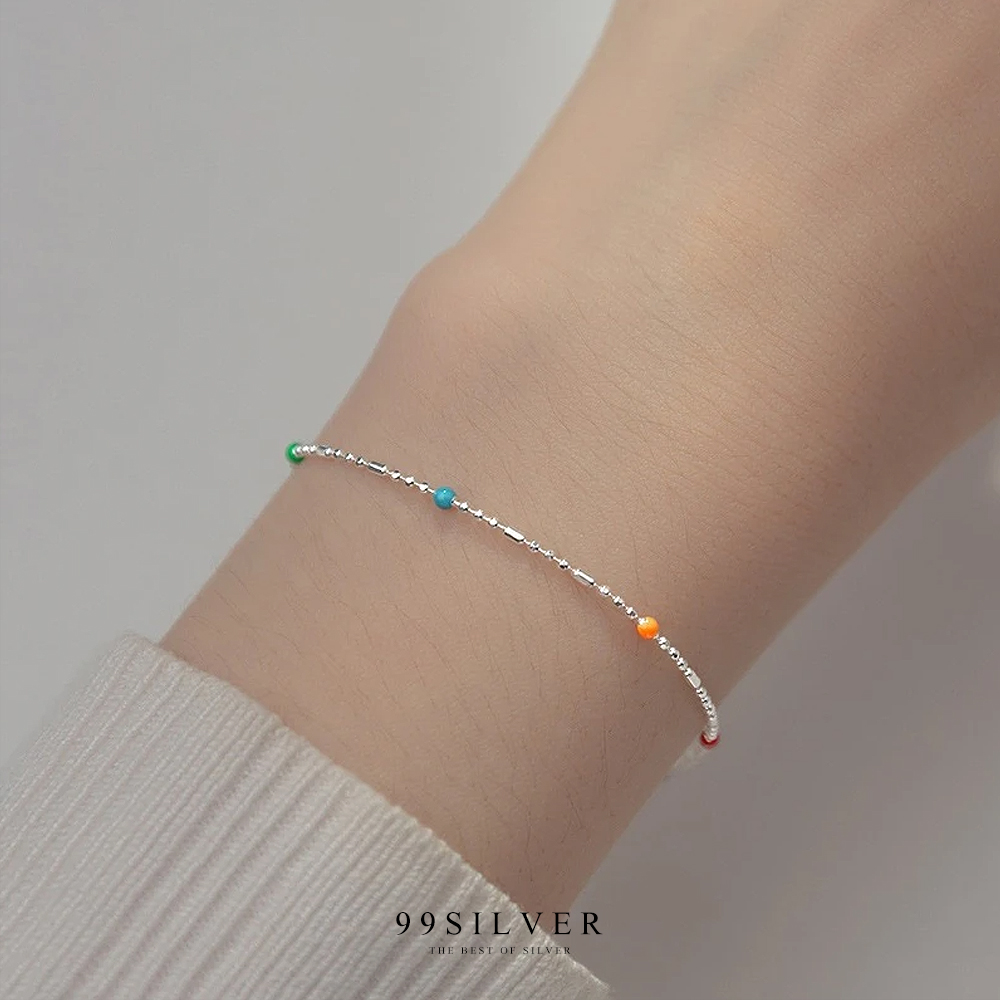 สร้อยข้อมือลูกปัดเงินจิ๋วสี Rainbow น่ารักใส่แมชกับชุดไปเที่ยวน่ารักเลยจ้า