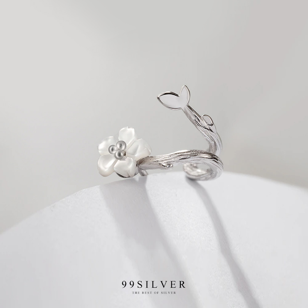 ต่างหูดอกซากุระ Korean Sakura แบบก้านพันรอบทรง Cuff สีขาวสวยๆ ตัวดอกทำจากมุก