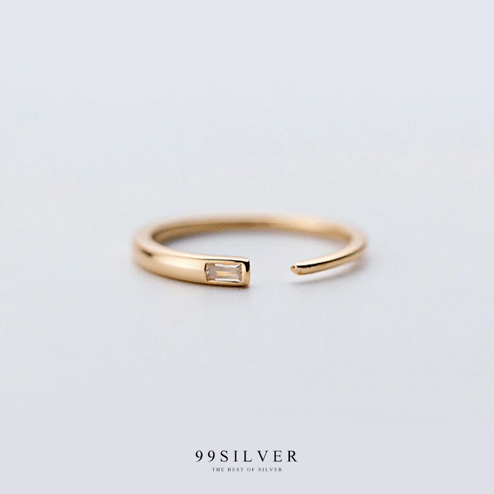 แหวนเพชรเหลี่ยมจิ๋ว แบบ Diamond cut วางนอน  ตัวเรือนจิ๋วปลายตีบ