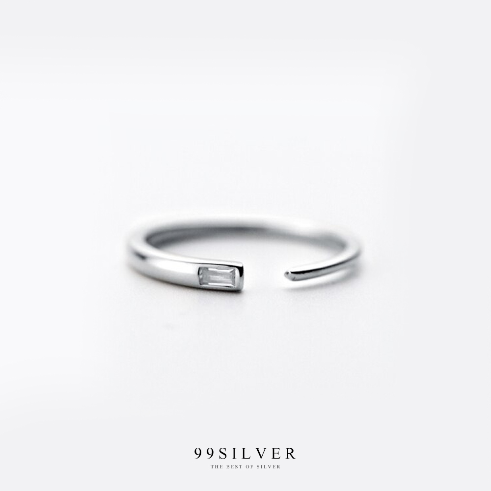 แหวนเพชรเหลี่ยมจิ๋ว แบบ Diamond cut วางนอน  ตัวเรือนจิ๋วปลายตีบ