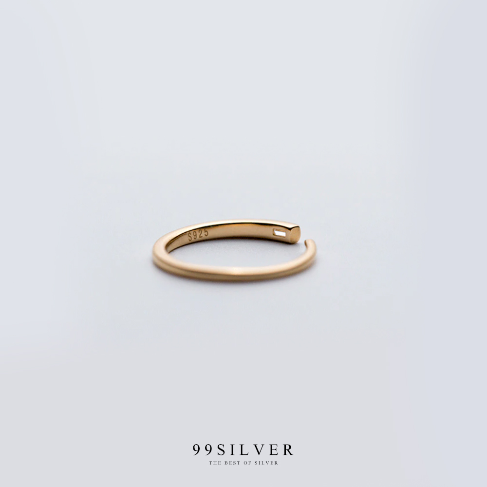 แหวนเพชรเหลี่ยมจิ๋ว แบบ Diamond cut วางนอน  ตัวเรือนจิ๋วปลายตีบ