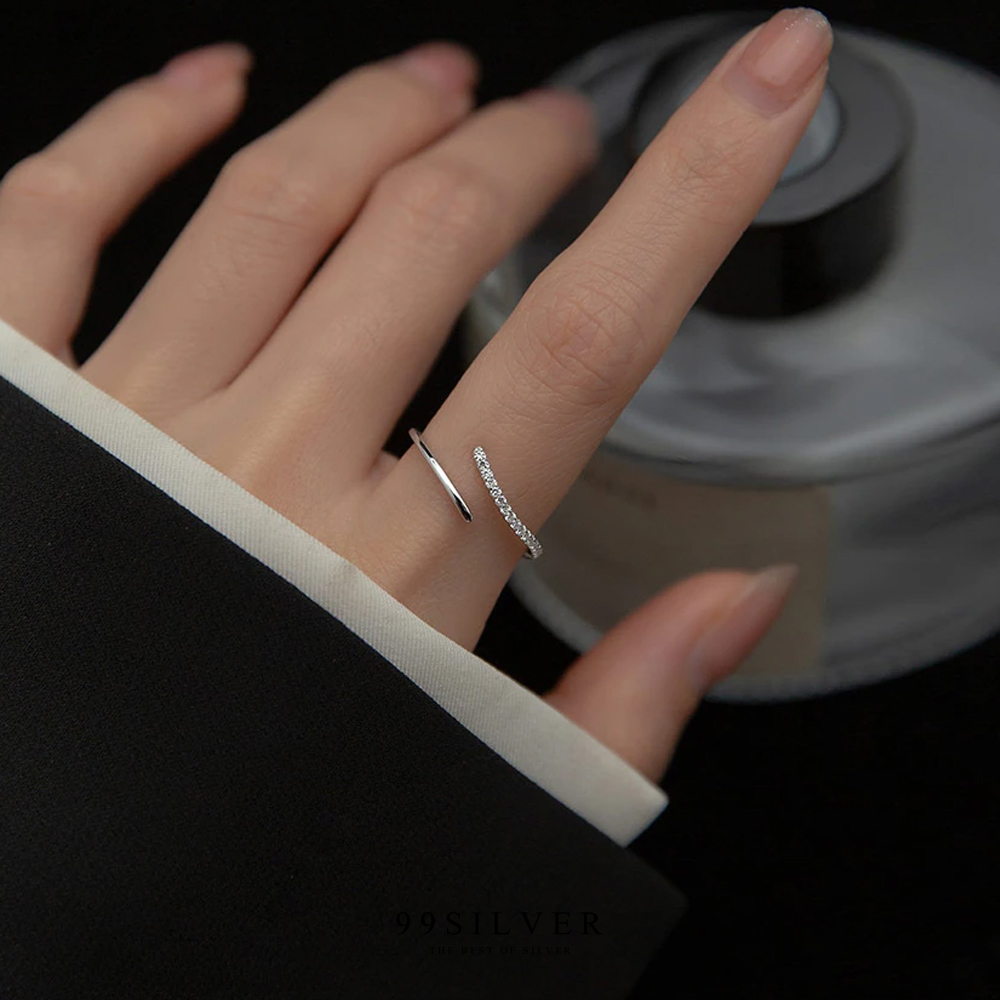 แหวนเพชรแบบมินิมอล ตัวเรือนปลายเชิดเล็กน้อย ฝังเพชรเรียงส่วนปลาย