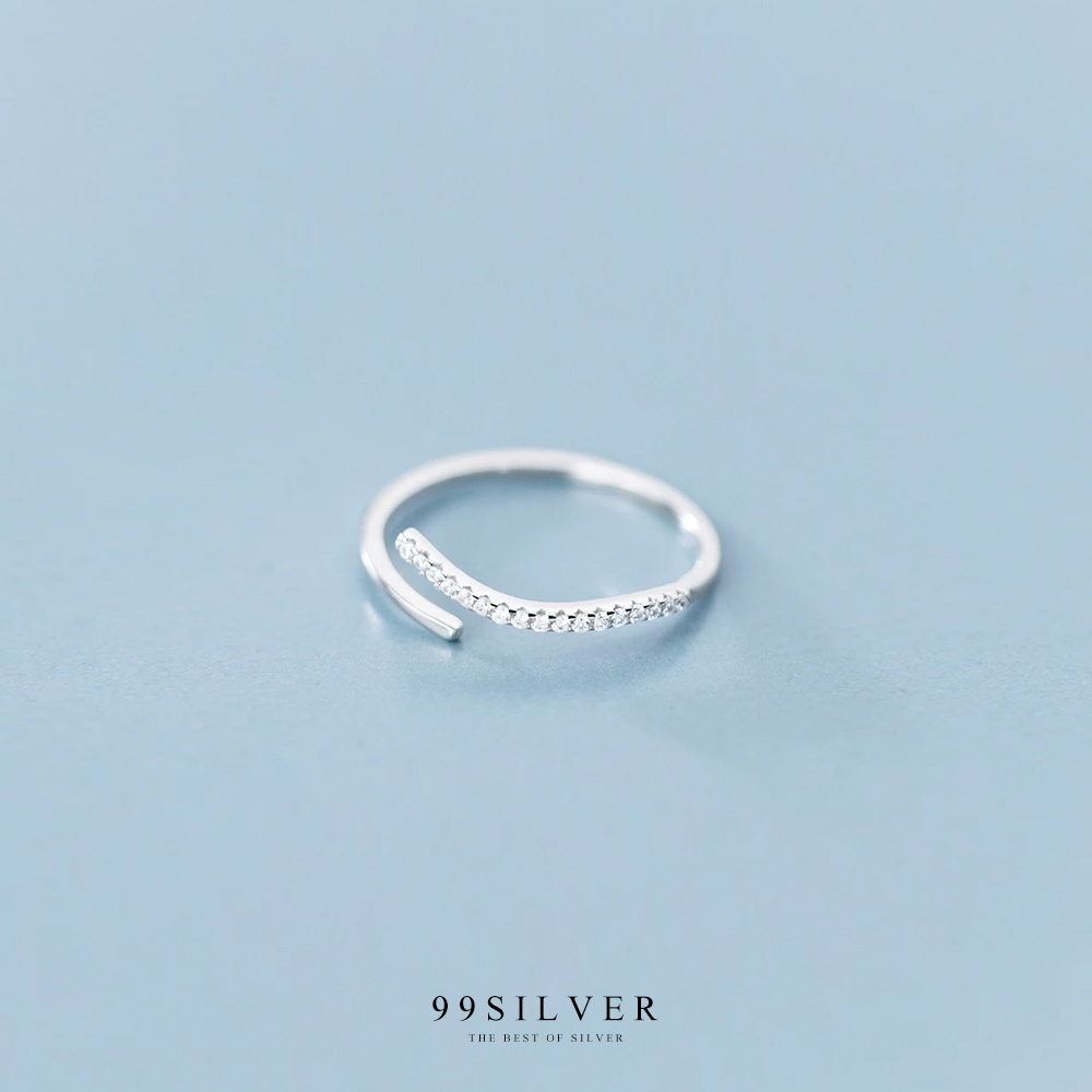 แหวนเพชรแบบมินิมอล ตัวเรือนปลายเชิดเล็กน้อย ฝังเพชรเรียงส่วนปลาย