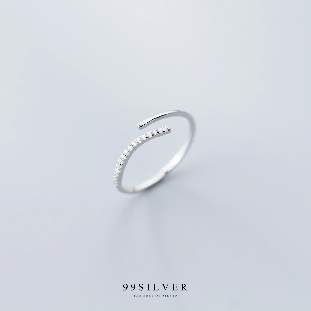 แหวนเพชรแบบมินิมอล ตัวเรือนปลายเชิดเล็กน้อย ฝังเพชรเรียงส่วนปลาย