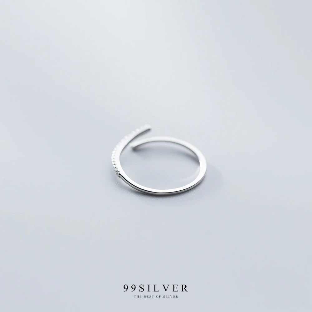 แหวนเพชรแบบมินิมอล ตัวเรือนปลายเชิดเล็กน้อย ฝังเพชรเรียงส่วนปลาย