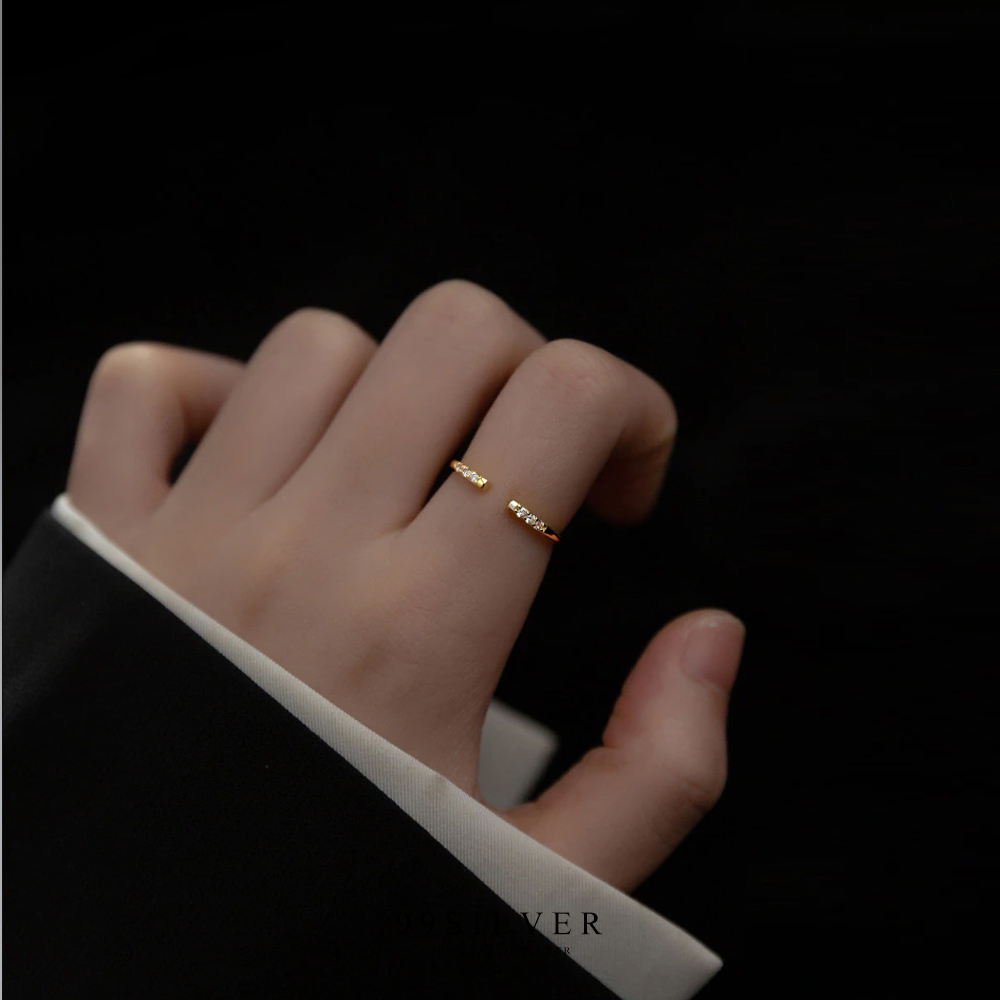 แหวนเพชร Equisite ตัวเรือนเงินแท้ ปลายเพชรข้างละ 3 เม็ด แบบ Free size 