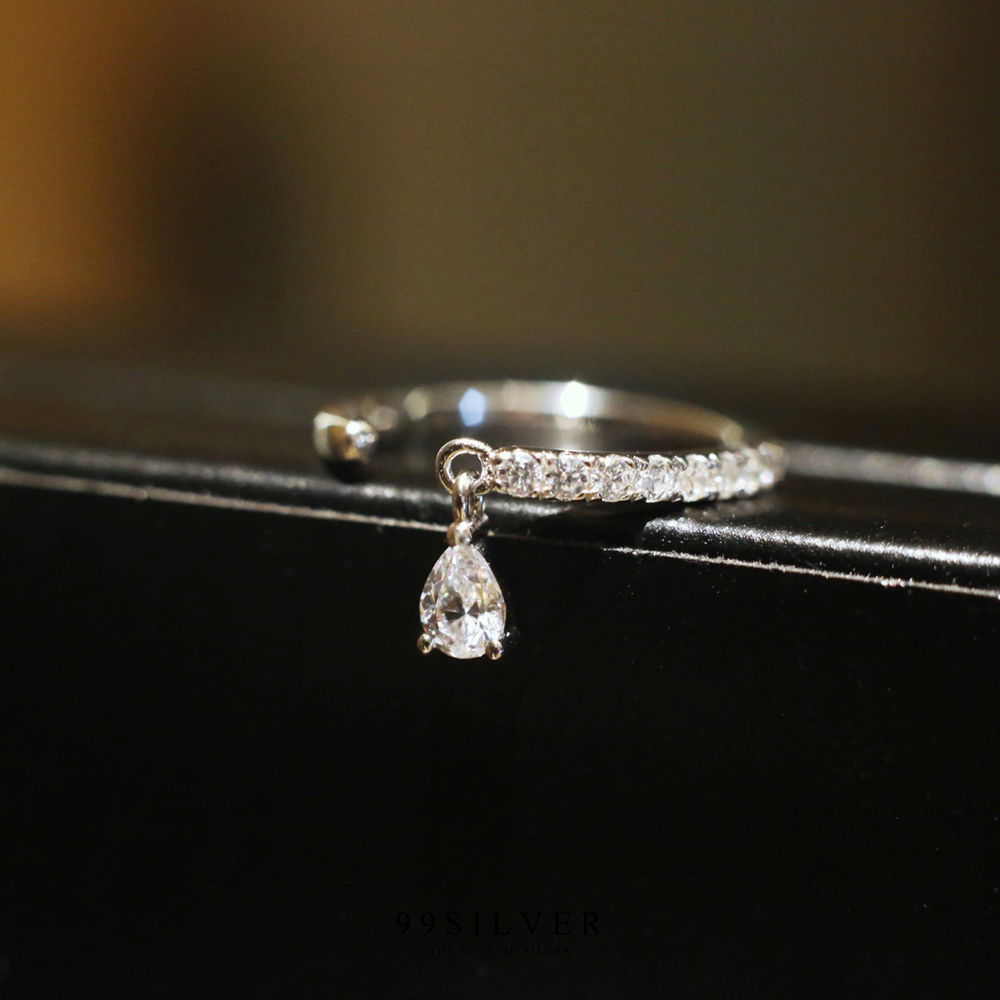 แหวนเพชรหยดน้ำ ดีไซต์เป็นตุ้งติ้งห้อยน่ารัก ตัวเรือนประดับเพชรรอบ