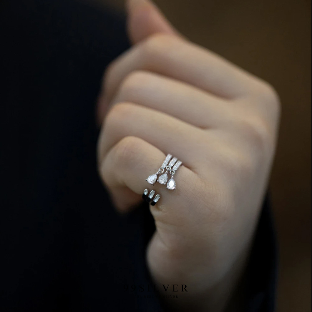 แหวนเพชรหยดน้ำ ดีไซต์เป็นตุ้งติ้งห้อยน่ารัก ตัวเรือนประดับเพชรรอบ