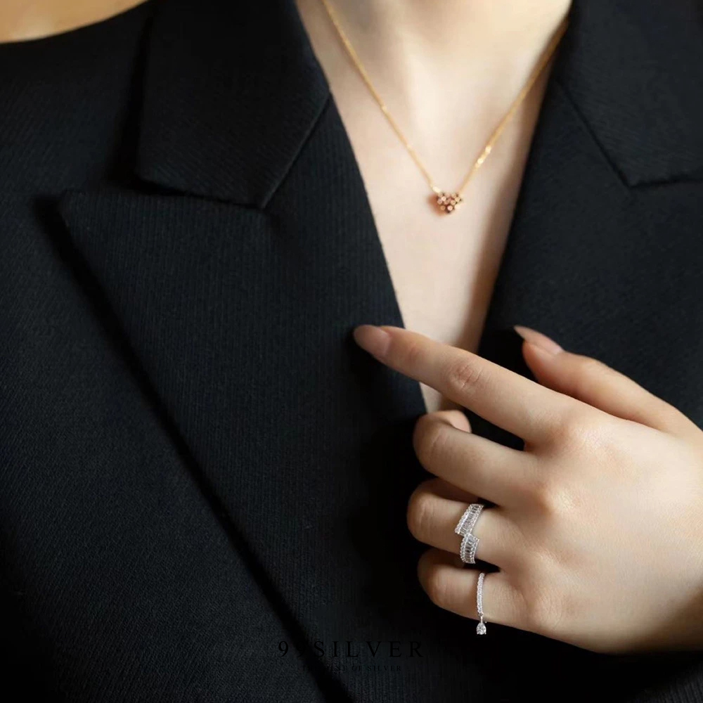 แหวนเพชรหยดน้ำ ดีไซต์เป็นตุ้งติ้งห้อยน่ารัก ตัวเรือนประดับเพชรรอบ