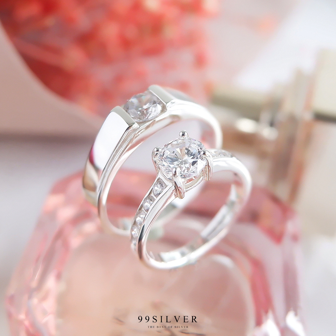 แหวนคู่รัก เพชรเม็ดกลม 4 มิลลิเมตรแบบลดระดับขอบ และเพชรชู 5 มิลลิเมตร