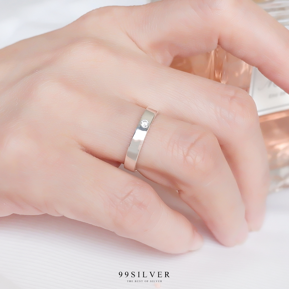แหวนเงินแท้หน้าเรียบกว้าง 3 มิลลิเมตร ฝังเพชร 1 เม็ด ทรงกลม ตัวเรือนหน้าตัด