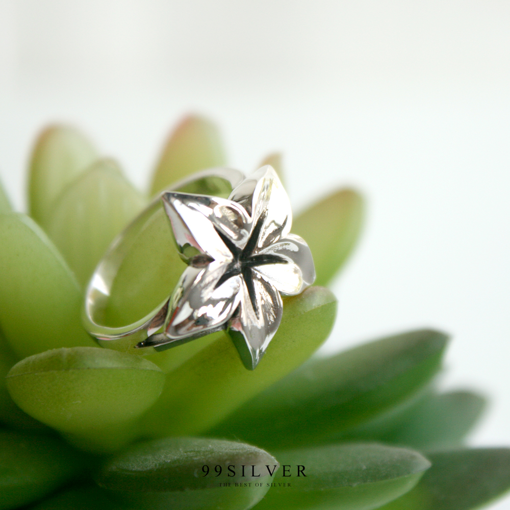 แหวนดอกไม้แบบทรงปลายแหลมรมดำตัวเรือนเงินแท้ผิวขัดเงา