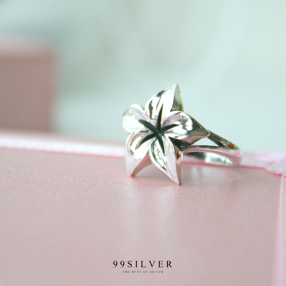 แหวนดอกไม้แบบทรงปลายแหลมรมดำตัวเรือนเงินแท้ผิวขัดเงา