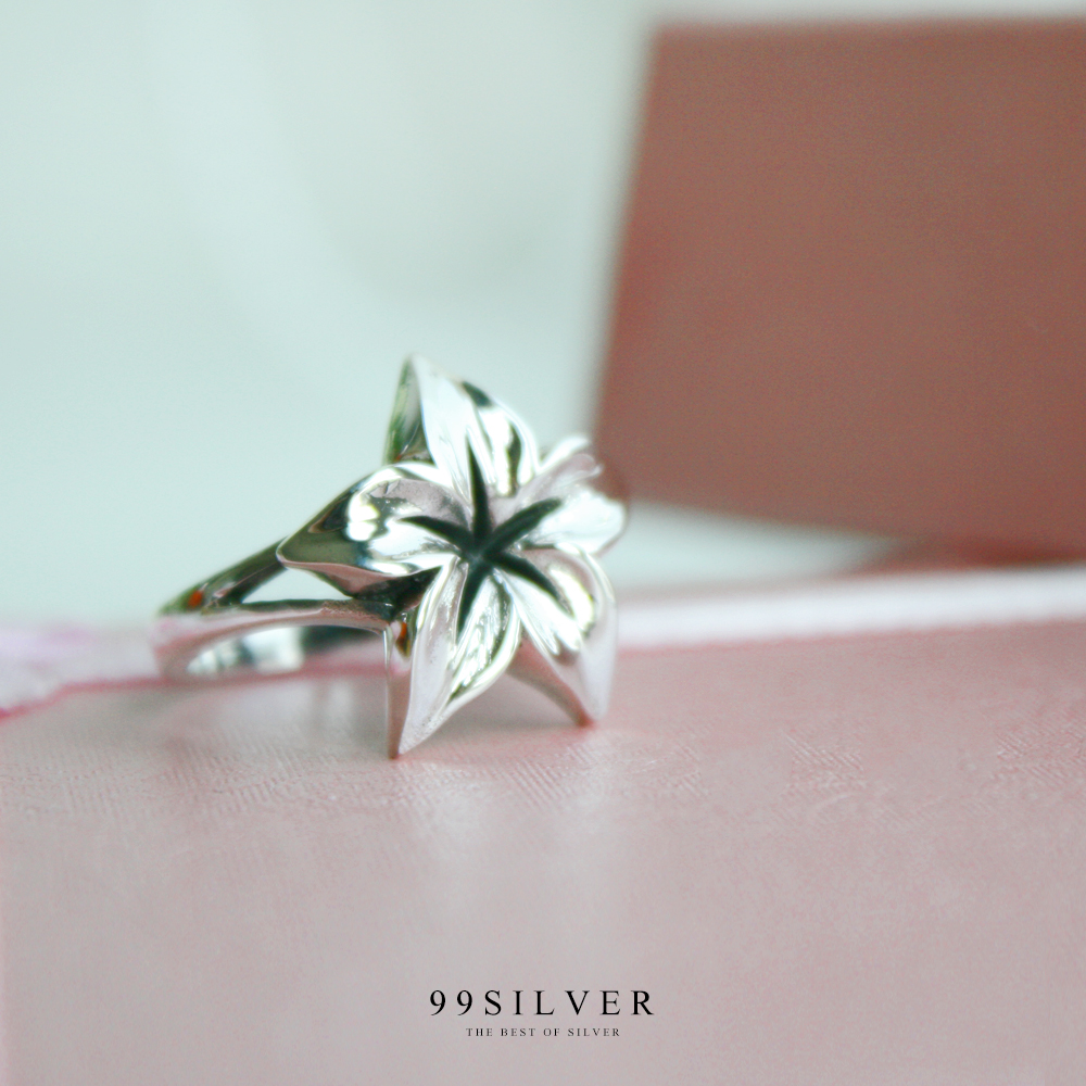 แหวนดอกไม้แบบทรงปลายแหลมรมดำตัวเรือนเงินแท้ผิวขัดเงา