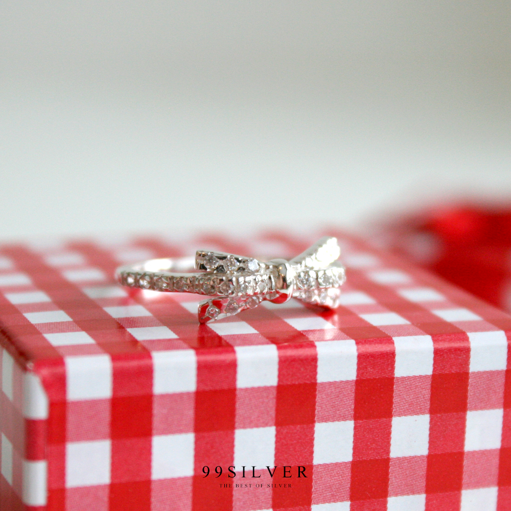 แหวนโบว์ประดับเพชร Cz swiss แท้ เป็นเพชรเม็ดเล็กๆล้อมหน้าเรือนและก้านแหวน