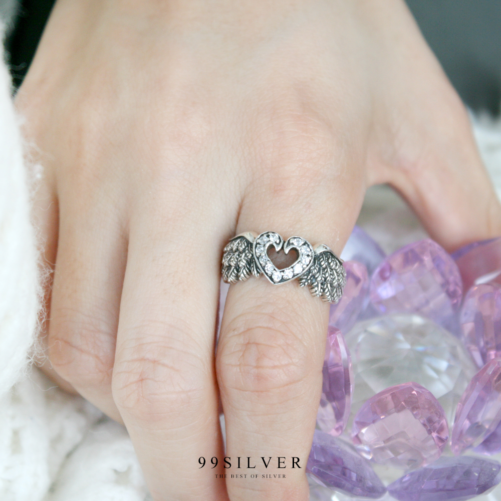 แหวน Wing of Heart หัวใจมีปีก ประดับเพชรหน้าเรือน รมยาดำเนื้อแหวน