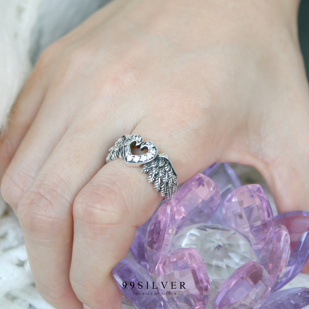 แหวน Wing of Heart หัวใจมีปีก ประดับเพชรหน้าเรือน รมยาดำเนื้อแหวน
