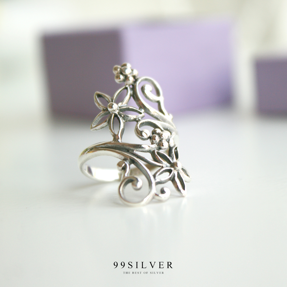 แหวนเงินทรงพุ่มดอกไม้เลื้อย ตัวเรือนขัดเงาปัดดำร่องแหวน