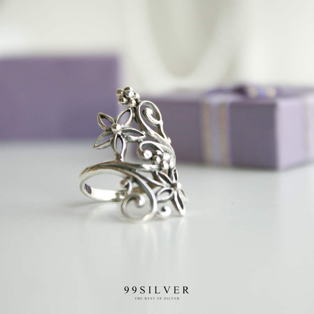 แหวนเงินทรงพุ่มดอกไม้เลื้อย ตัวเรือนขัดเงาปัดดำร่องแหวน