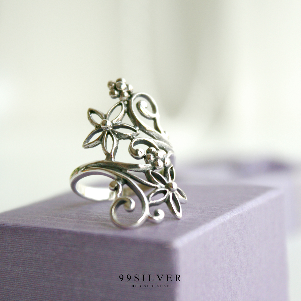 แหวนเงินทรงพุ่มดอกไม้เลื้อย ตัวเรือนขัดเงาปัดดำร่องแหวน