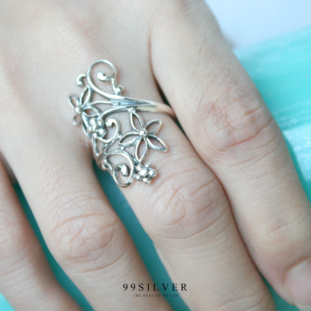 แหวนเงินทรงพุ่มดอกไม้เลื้อย ตัวเรือนขัดเงาปัดดำร่องแหวน