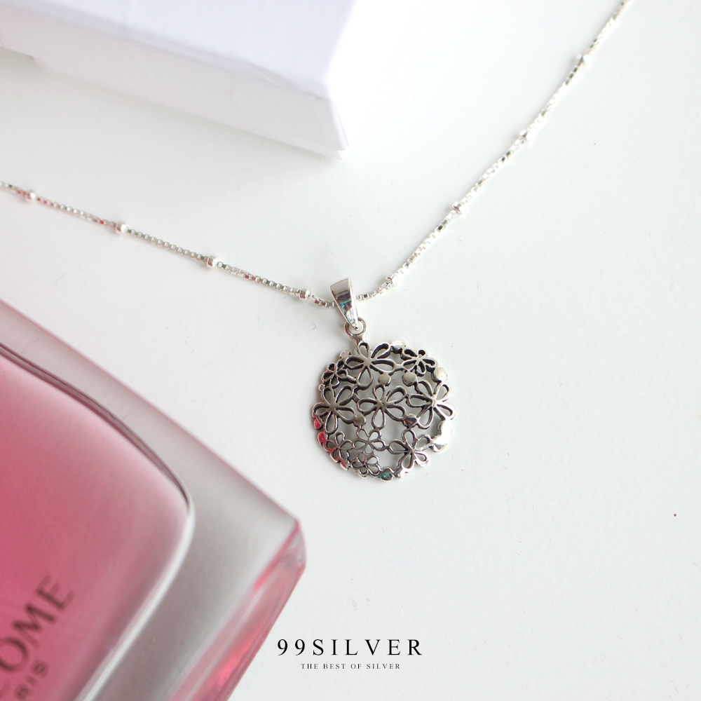 จี้กลมเจาะลายดอกไม้หลายๆดอกรวมกัน เรือนเงินแท้รมยาดำที่ร่อง