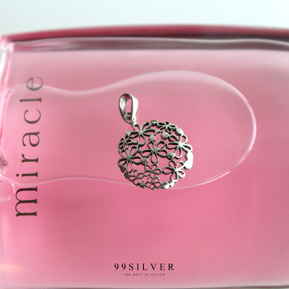 จี้กลมเจาะลายดอกไม้หลายๆดอกรวมกัน เรือนเงินแท้รมยาดำที่ร่อง