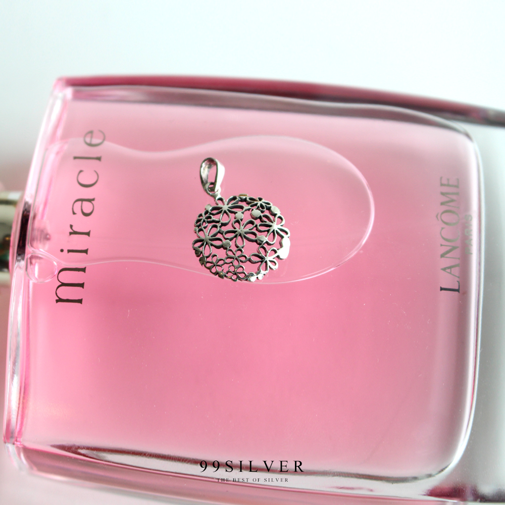 จี้กลมเจาะลายดอกไม้หลายๆดอกรวมกัน เรือนเงินแท้รมยาดำที่ร่อง