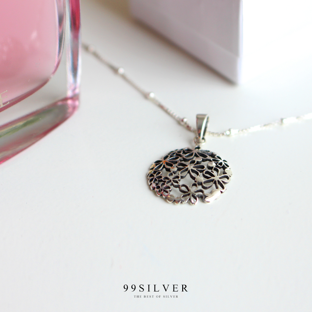 จี้กลมเจาะลายดอกไม้หลายๆดอกรวมกัน เรือนเงินแท้รมยาดำที่ร่อง