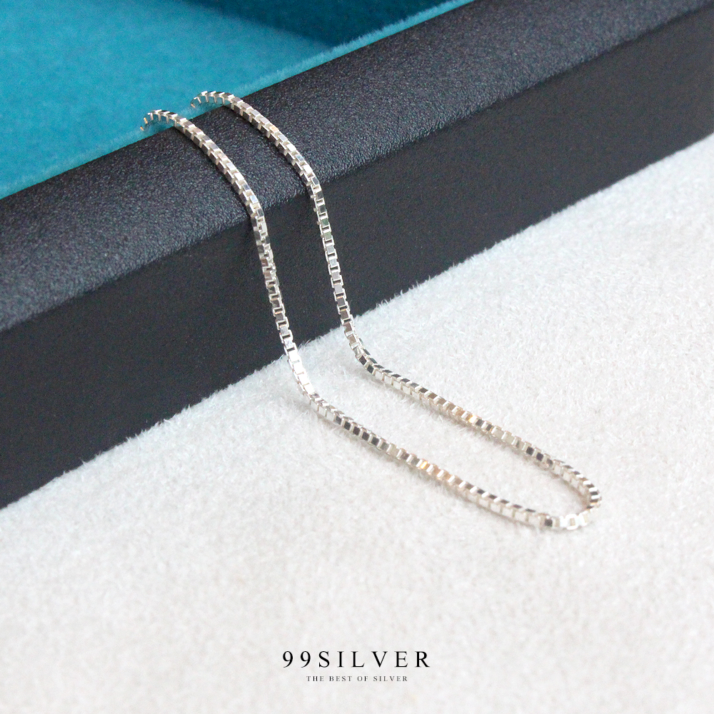 สร้อยข้อมือเส้นเเงินกล่อง ตัวสร้อยเป็นสี่เหลี่ยมเล็กคล้องต่อกันทั้งเส้น ใส่สบาย