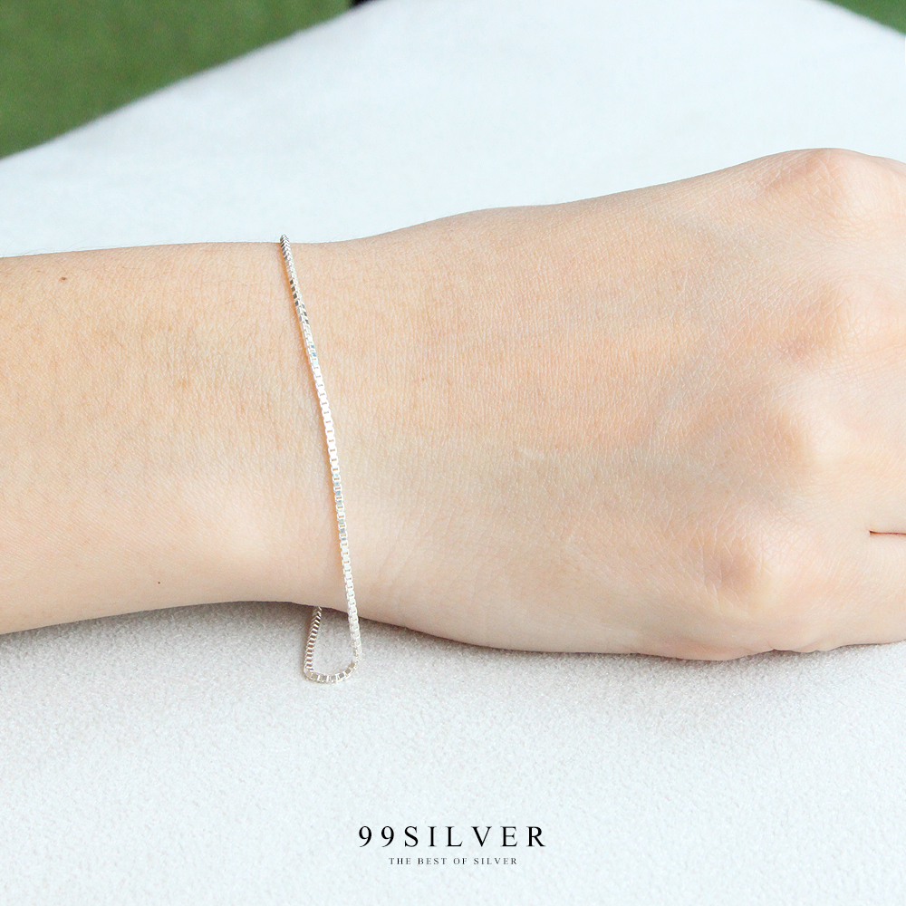 สร้อยข้อมือเส้นเเงินกล่อง ตัวสร้อยเป็นสี่เหลี่ยมเล็กคล้องต่อกันทั้งเส้น ใส่สบาย