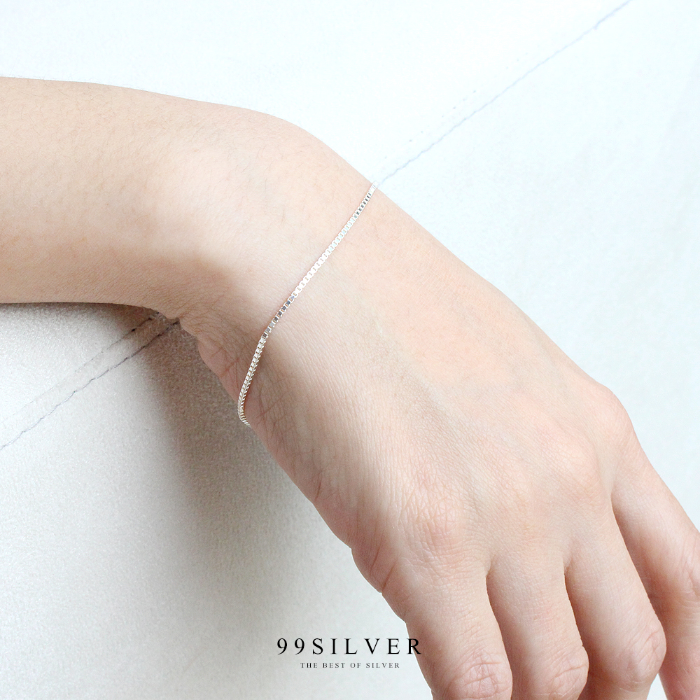 สร้อยข้อมือเส้นเเงินกล่อง ตัวสร้อยเป็นสี่เหลี่ยมเล็กคล้องต่อกันทั้งเส้น ใส่สบาย