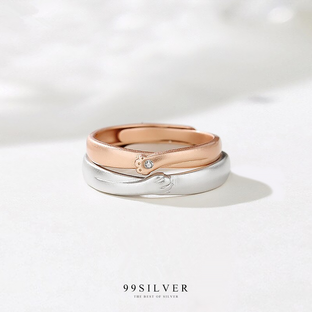 แหวนคู่รักแมวกอด ทำเป็นรูปมือแมวกำลังโอบนิ้วคุณอยู่ ตัวเรือนชุบทองคำขาวและพิ้งค์โกล