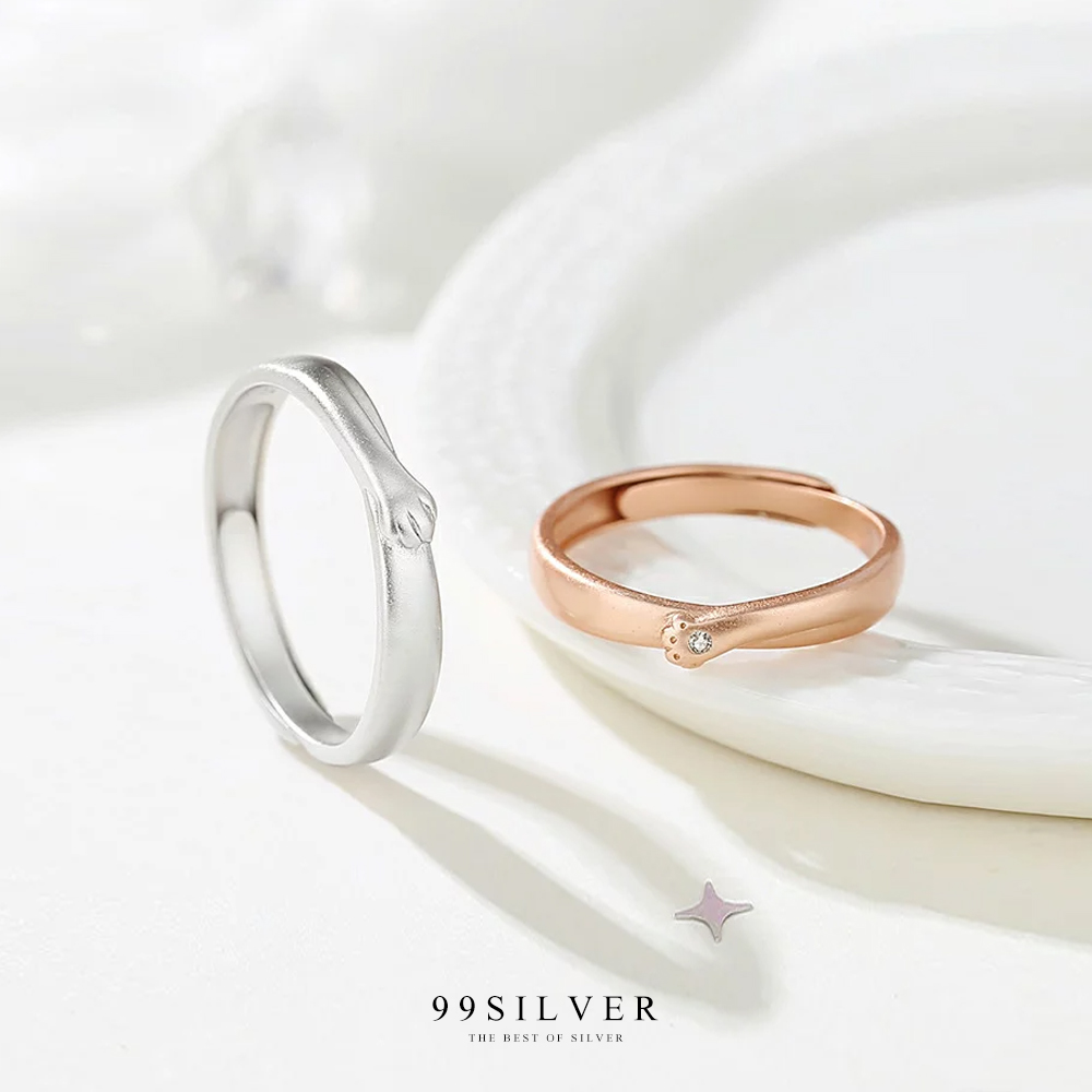 แหวนคู่รักแมวกอด ทำเป็นรูปมือแมวกำลังโอบนิ้วคุณอยู่ ตัวเรือนชุบทองคำขาวและพิ้งค์โกล